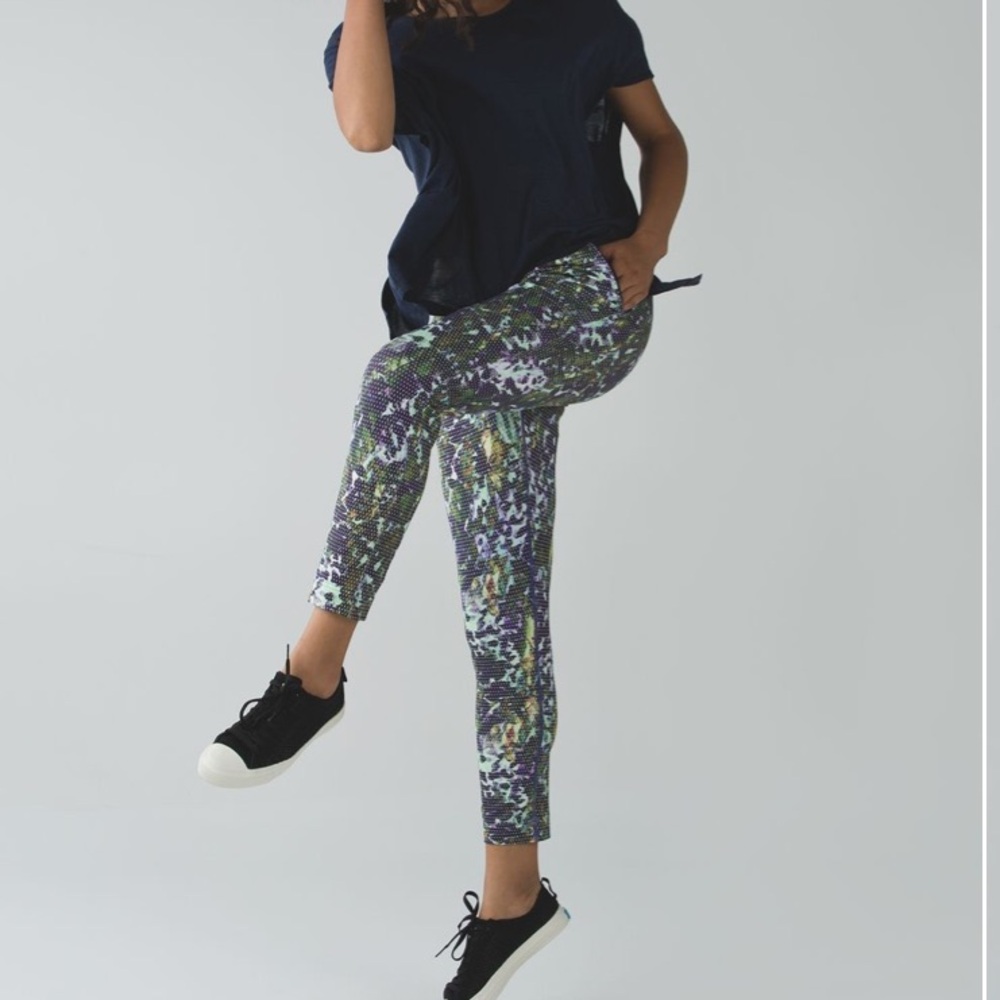 Lululemon jet crop slim luxtreme floral sport white multi travel workout Pants